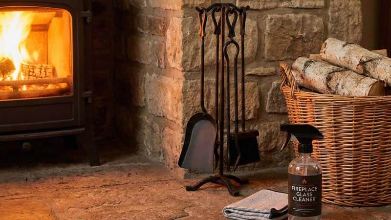 Кованые аксессуары и средство для чистки камина у горящего очага