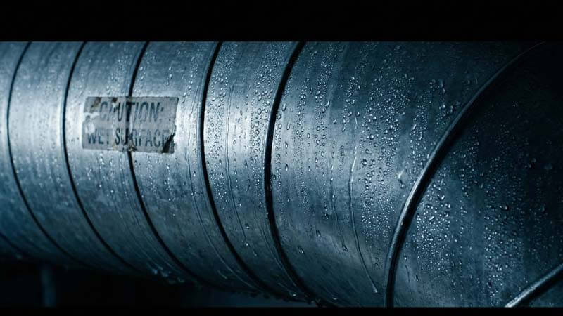 Образование конденсата на трубе подачи воздуха без надлежащего утепления