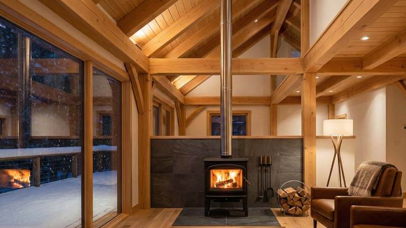 Современный интерьер гостиной с камином в доме из бруса